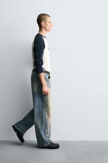 JEANS RELAXED FIT BORDADO NFL MIAMI DOLPHINS - Azul medio de Zara