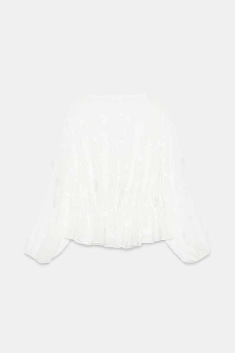 Blusa de malla con lunares y bordados 8