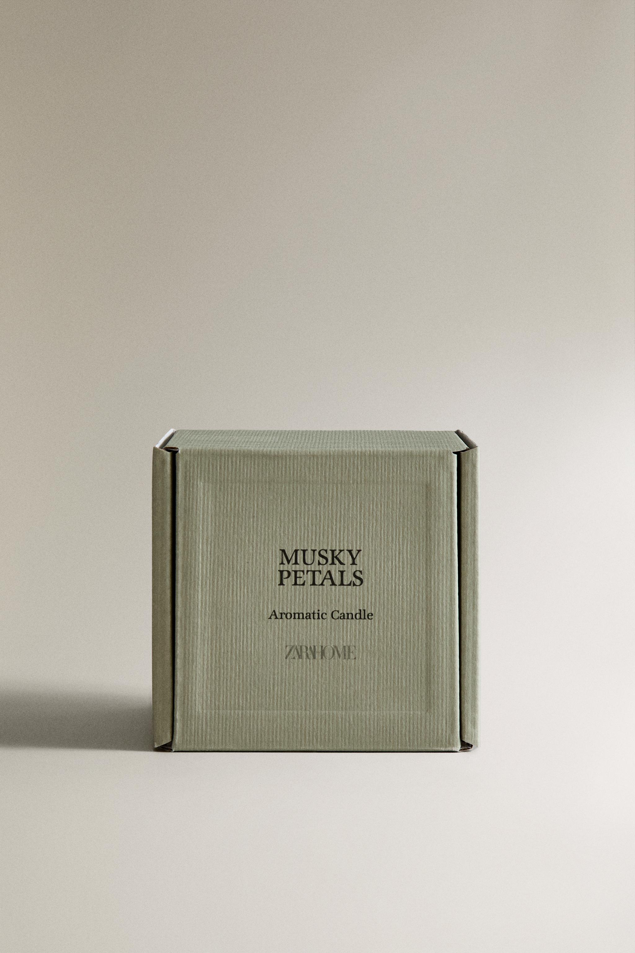 G) MUSKY PETALS SCENTED CANDLE