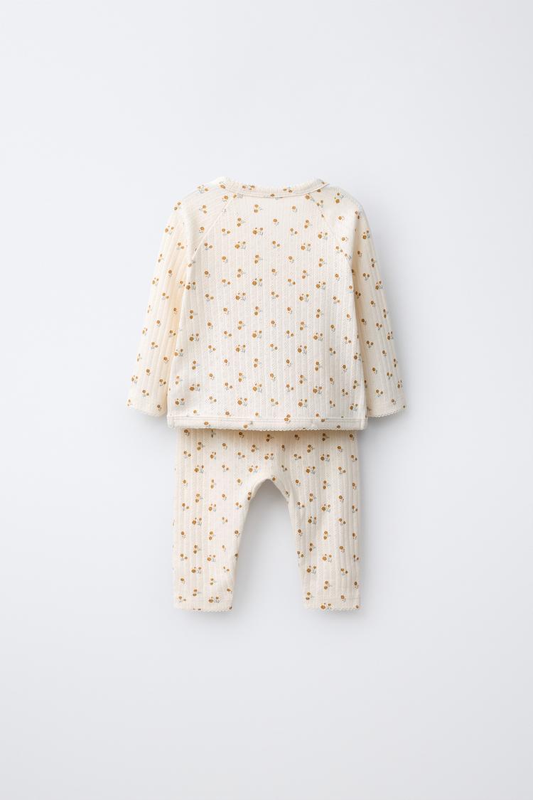 Pack de playera con estampado floral, mallas y gorro 2