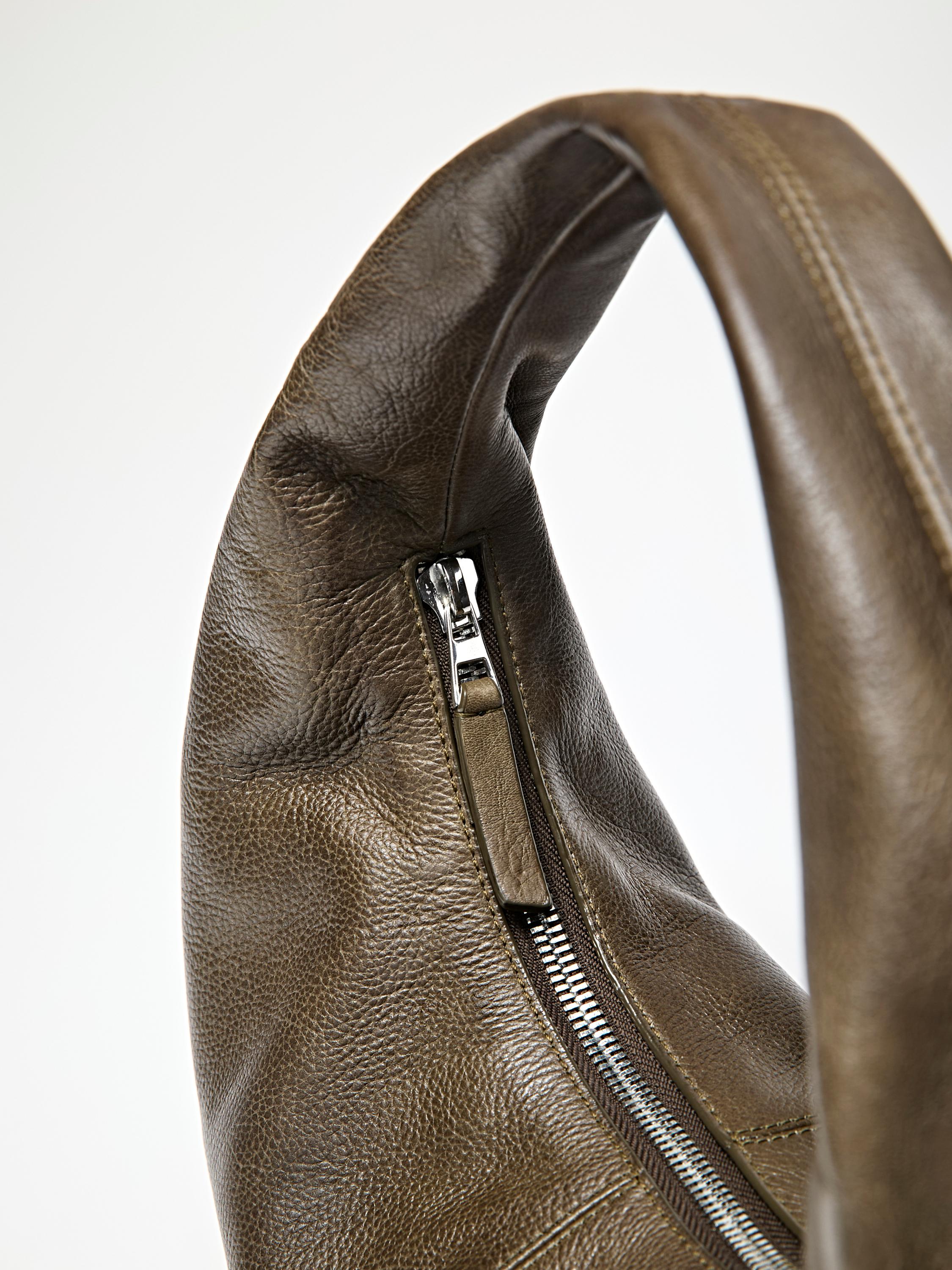 Sac demi-lune moyen en cuir nappa