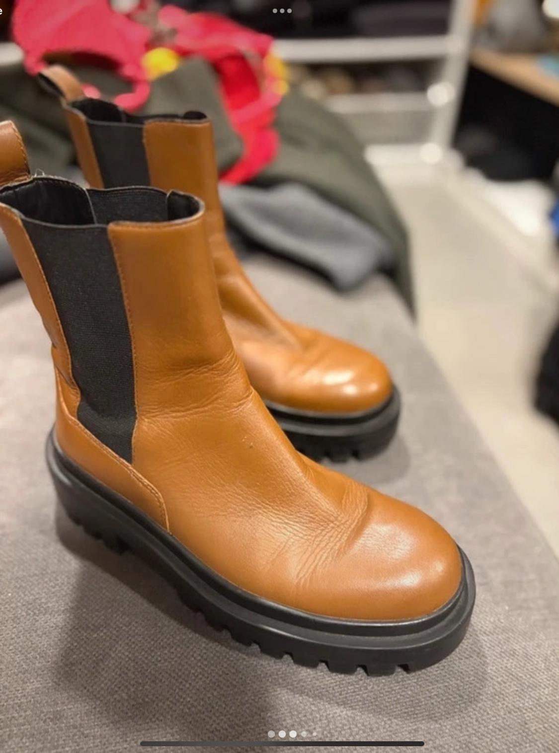 FLAT LEATHER ANKLE BOOTS WITH TRACK SOLES - Image 2