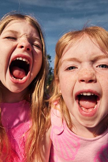 CAMISETA PARCHE RIZO CONCHA - Rosa flúor de Zara - Imagen 0