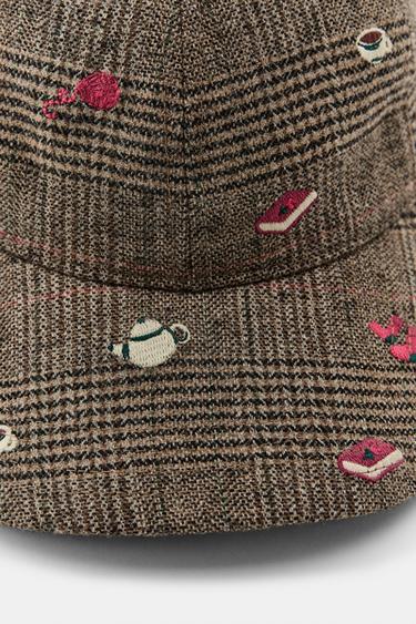 CASQUETTE À CARREAUX AVEC LAINE ET BRODERIES - Marron clair de Zara - Image 2