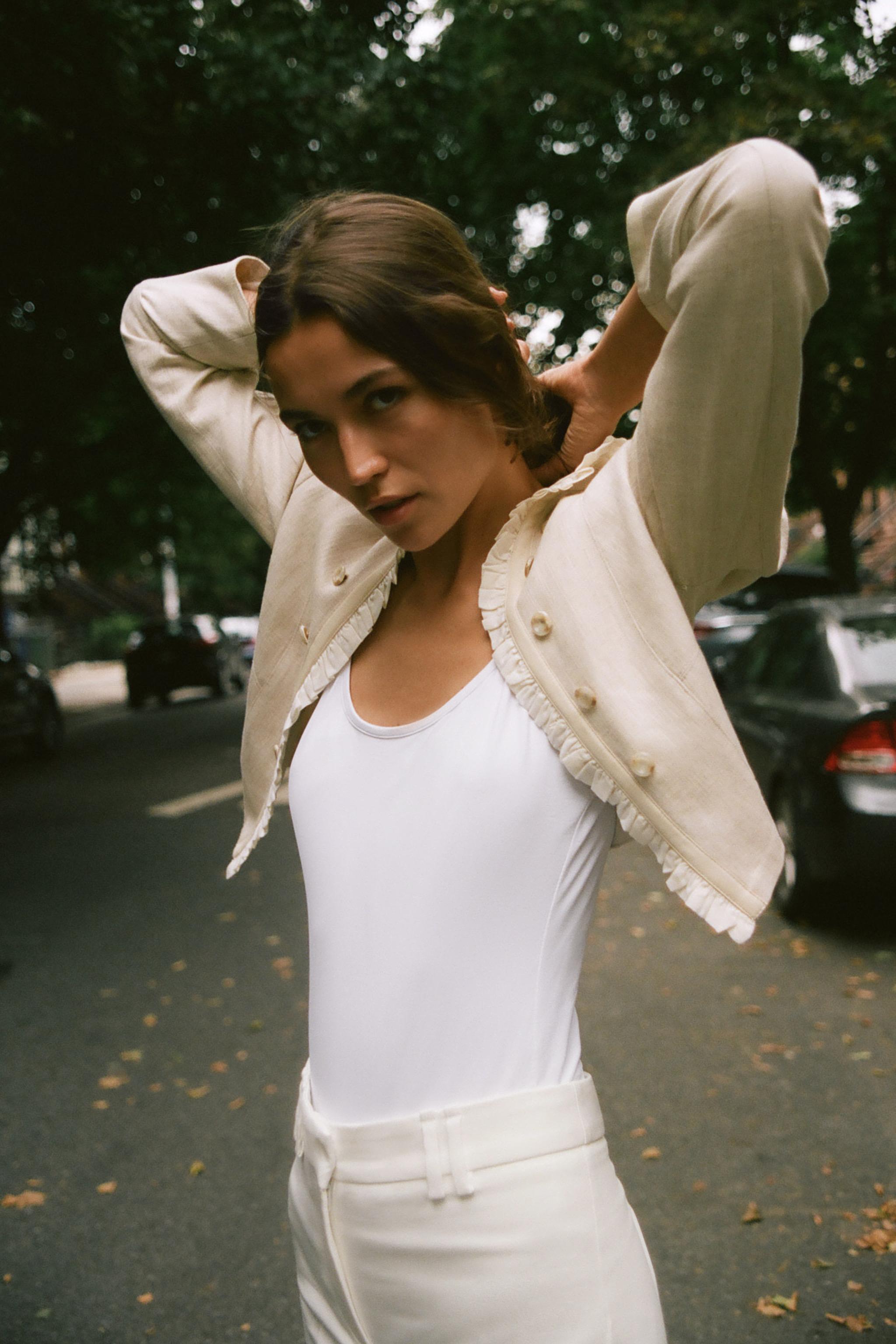 VESTE COURTE À VOLANTS
