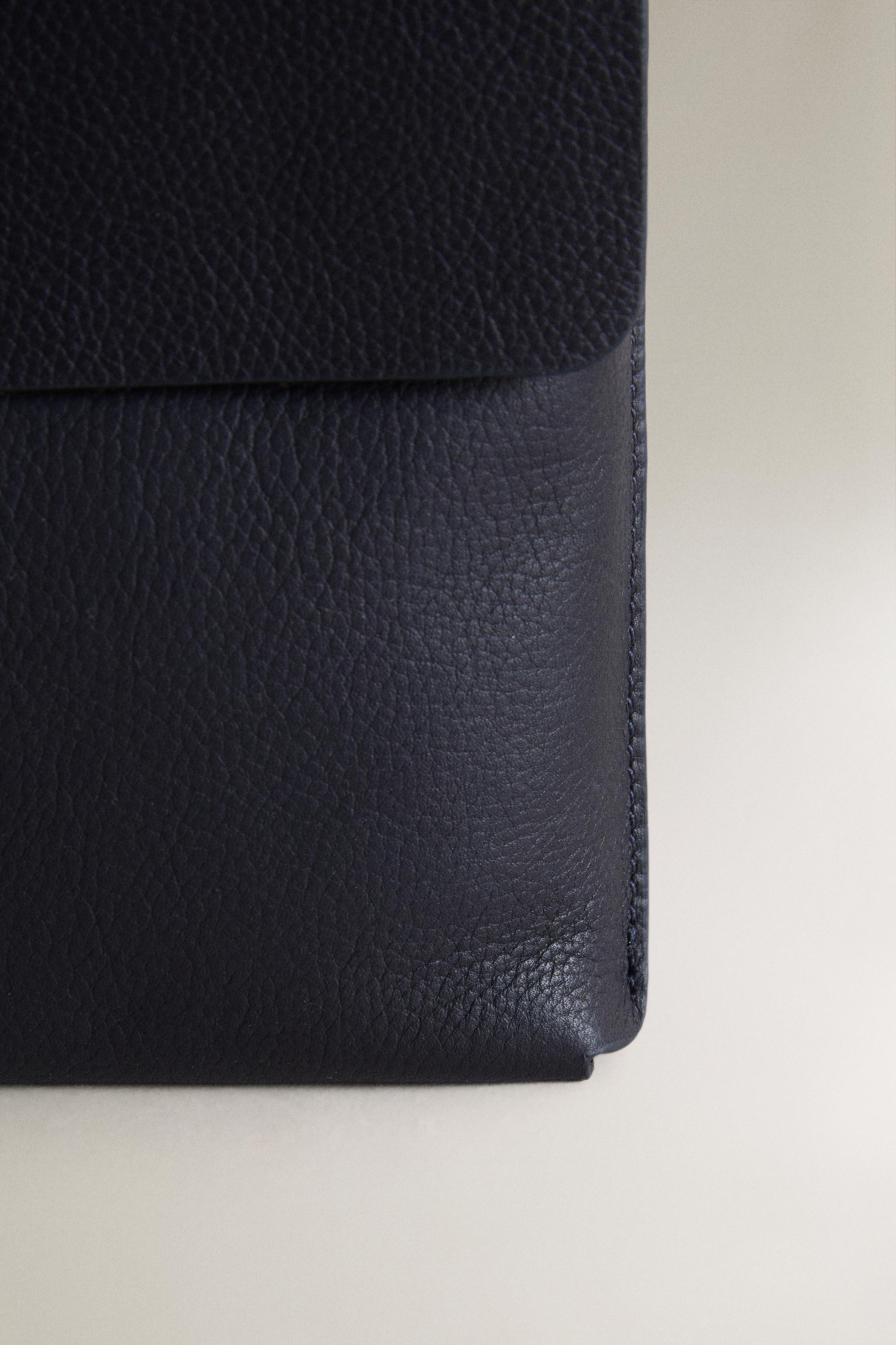 LEATHER BUTTON CASE