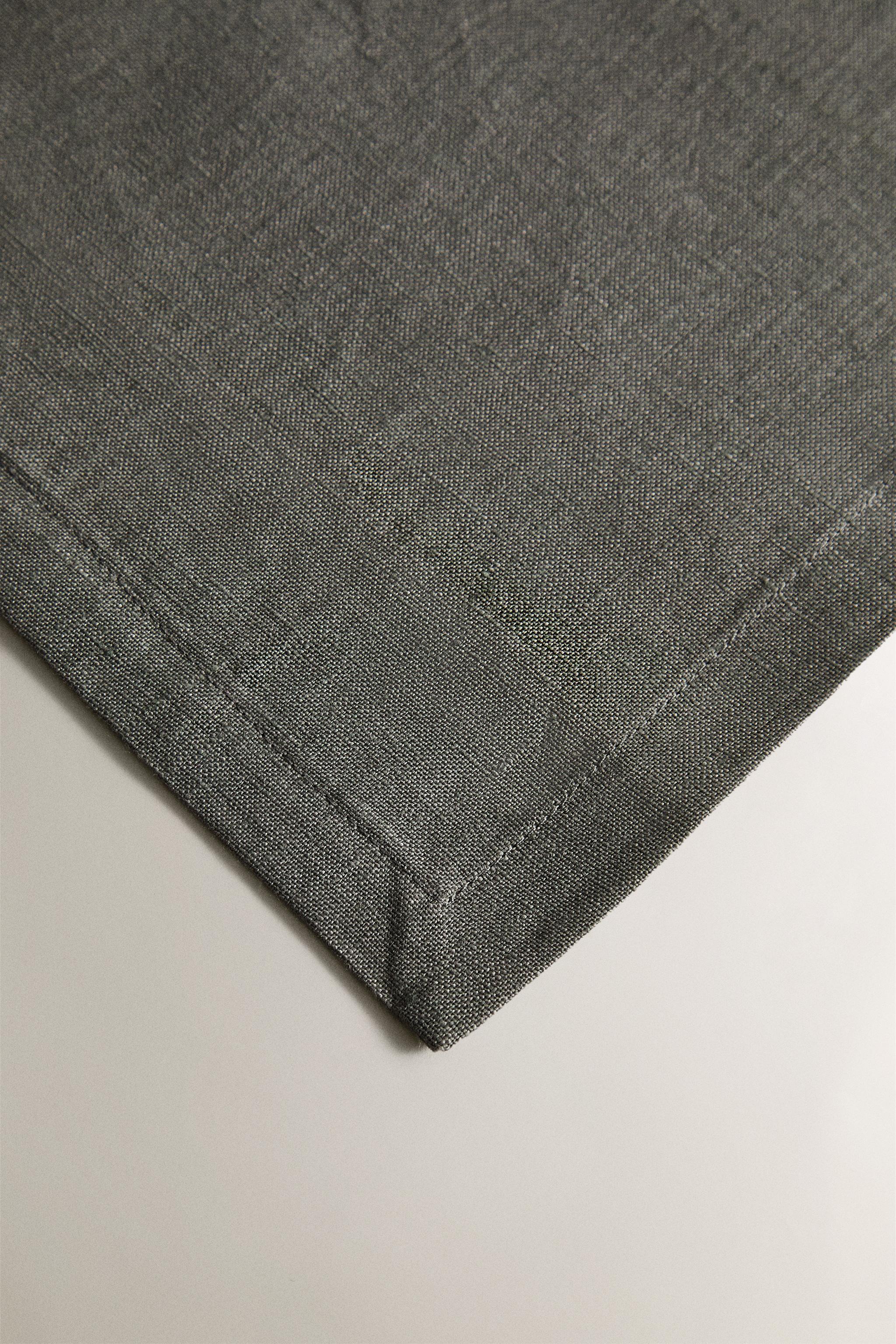 SET OF PLAIN-COLORED LINEN NAPKINS