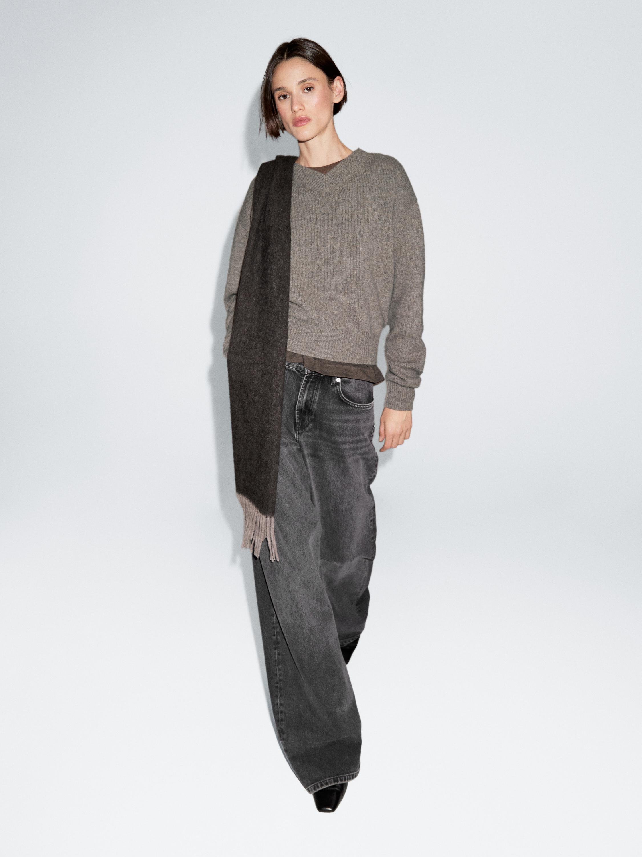 100% wool V-neck knit sweater