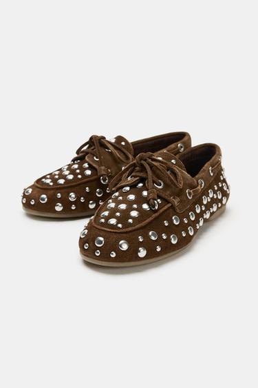 CHAUSSURES BATEAU EN DAIM À CLOUS - Marron de Zara - Image 3