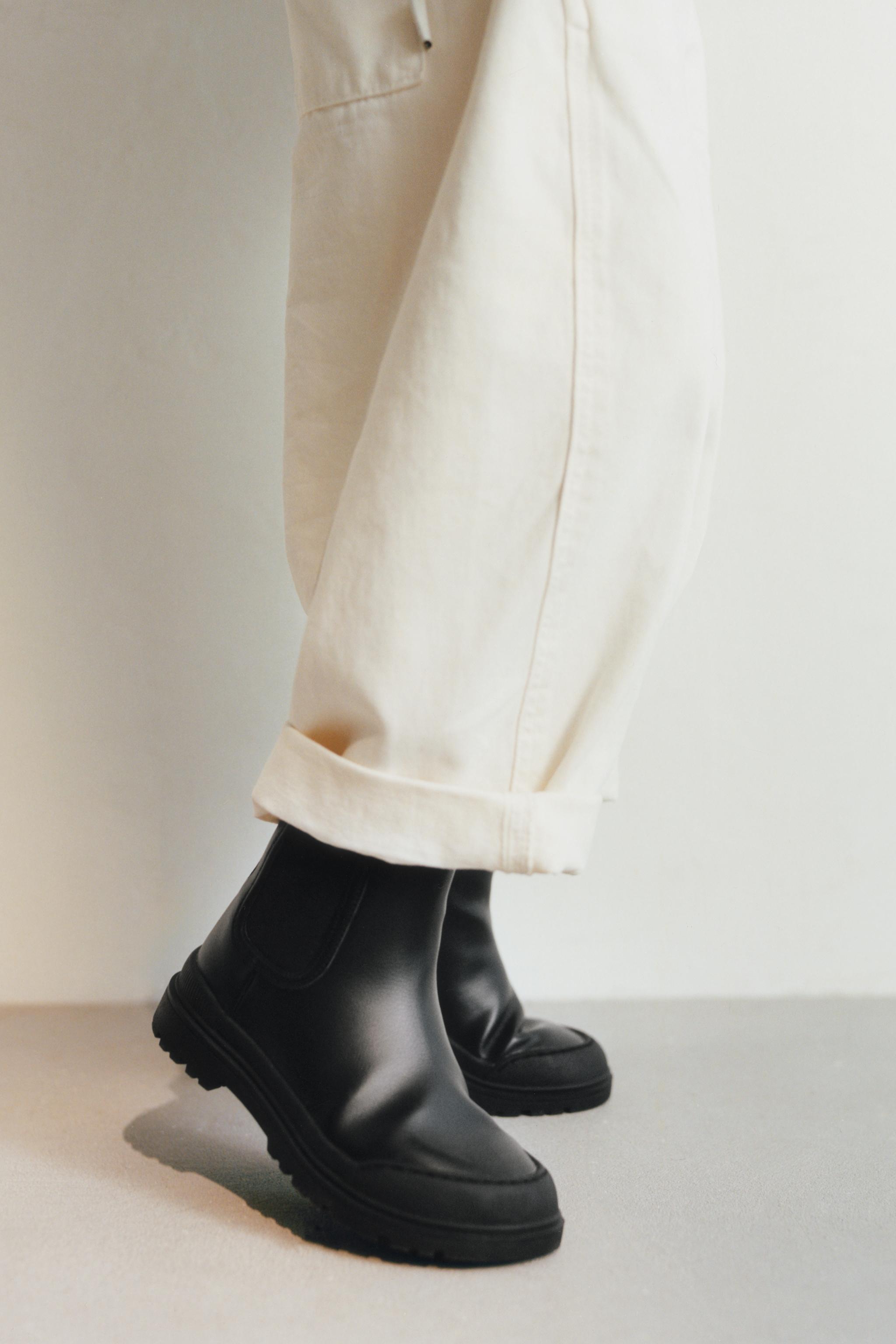 CHELSEA BOOTS — Black
