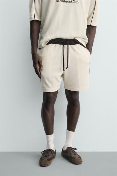 BERMUDA RETRO FÚTBOL CONTRASTE - Blanco roto de Zara