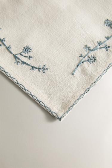 PACK OF PLANT EMBROIDERY NAPKINS (PACK OF 4) - Ecru by Zara - Image 1