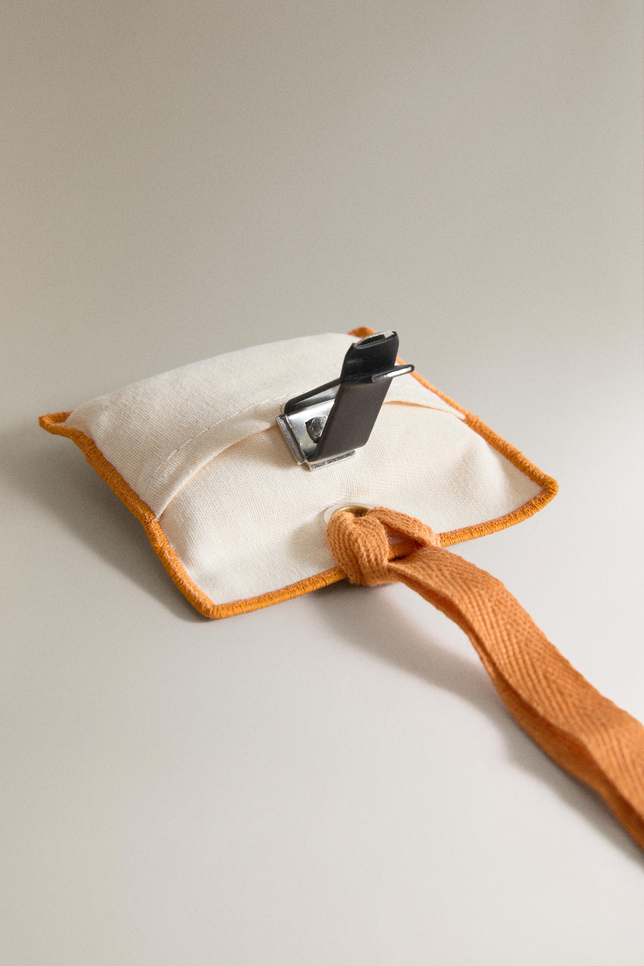 VETIVER MANGO CAR AND CLOSET AIR FRESHENER