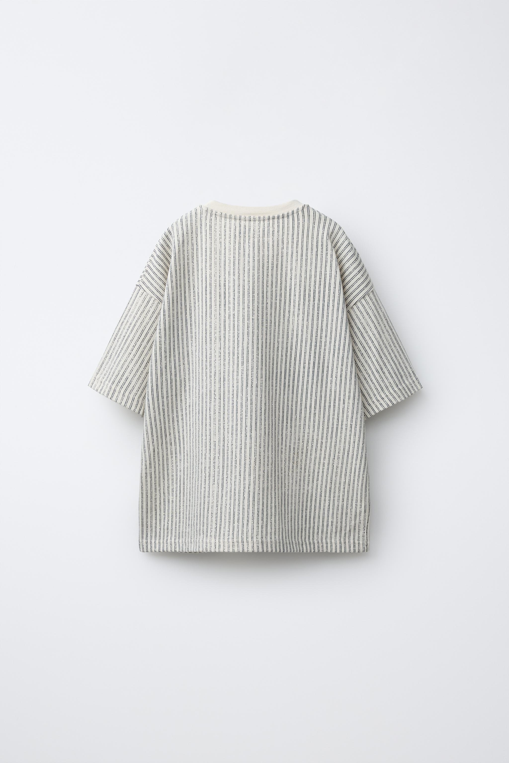 T-SHIRT À RAYURES ET ÉTIQUETTE