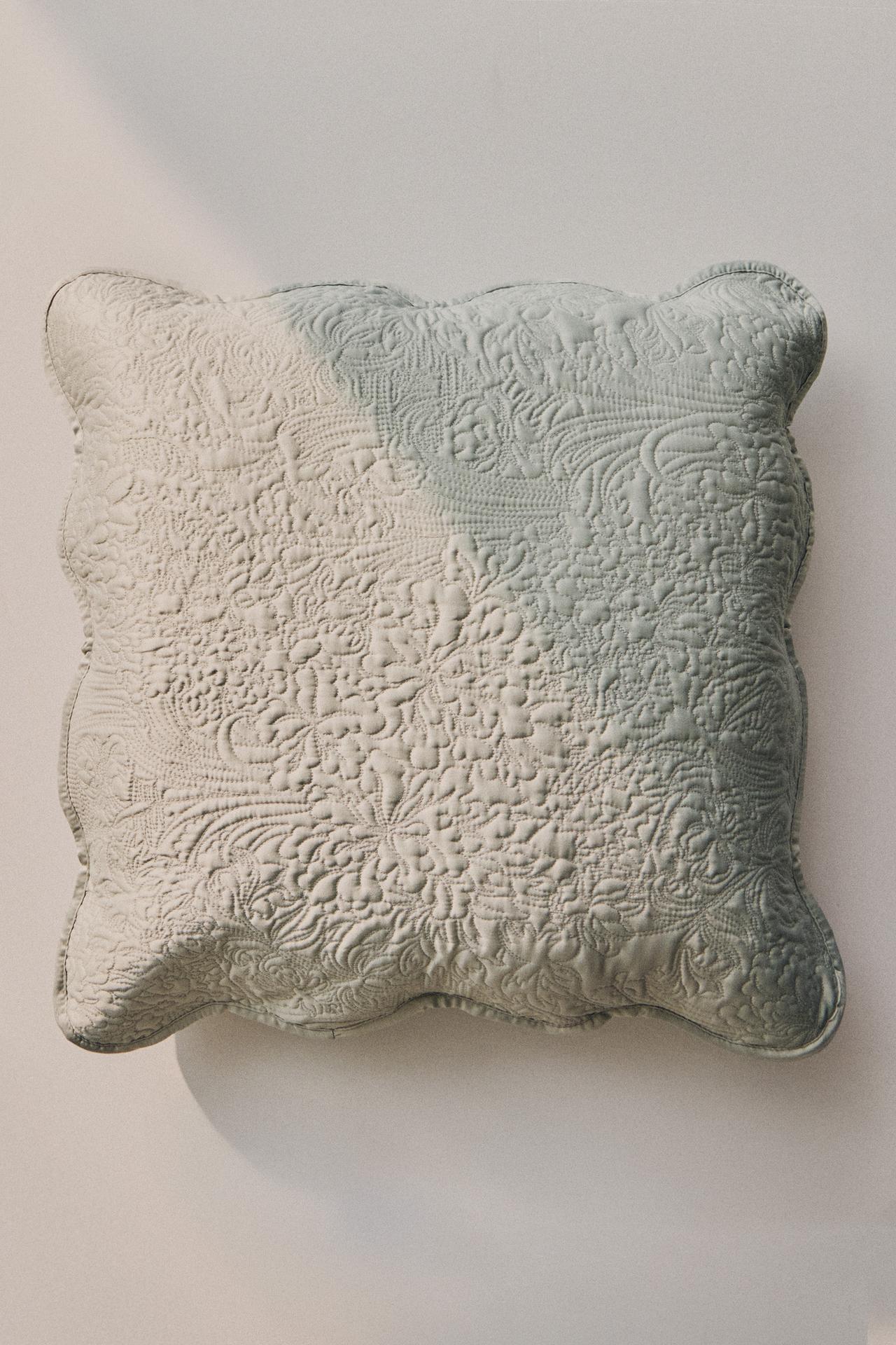 SCALLOPED FLORAL CUSHION COVER — Light green
