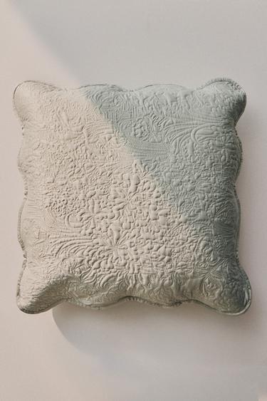 SCALLOPED FLORAL CUSHION COVER - أخضر فاتح الخاص بـ Zara