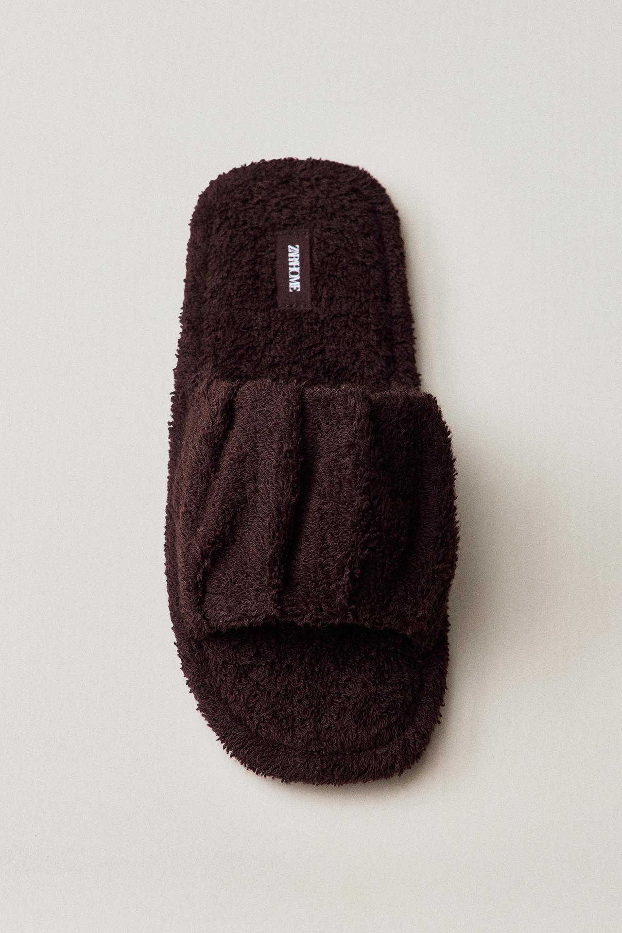 PLEATED TERRY BATH SLIDES — Burgundy Red