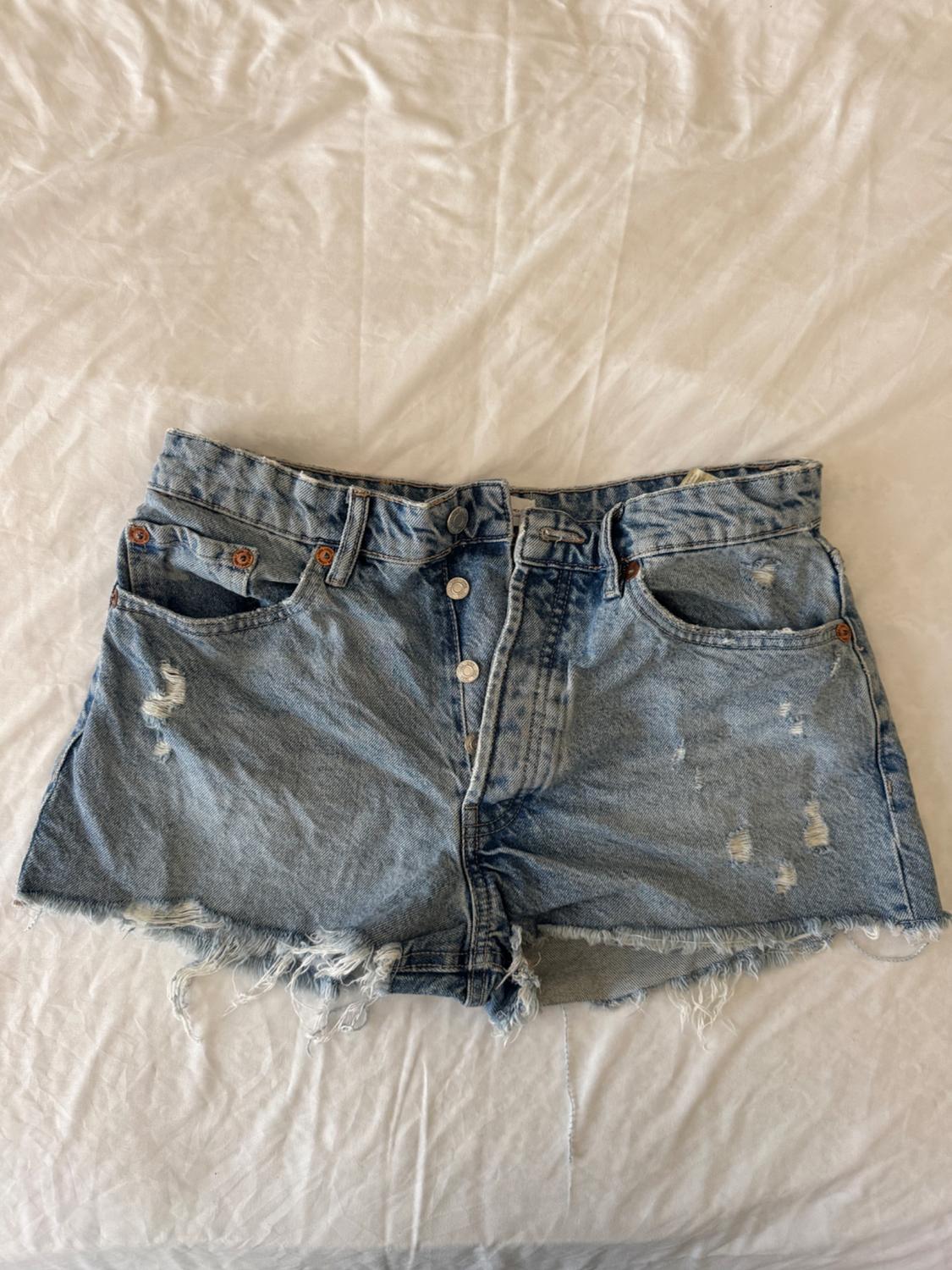MID RISE RIPPED SHORTS