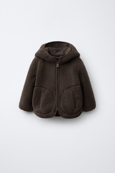 КУРТКА ИЗ ИСКУССТВЕННОЙ ОВЧИНЫ С КАПЮШОНОМ — ТЕМНО-КОРИЧНЕВЫЙ от Zara