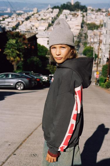 BLUZË HOODIE ME KAPUÇ DHE TEKST ME RELIEV - Gri e errët nga Zara