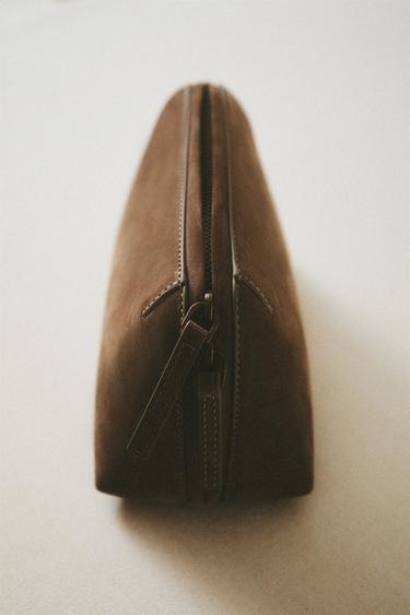 حقيبة غسيل من جلد النوبوك - رمادي بني الخاص بـ Zara