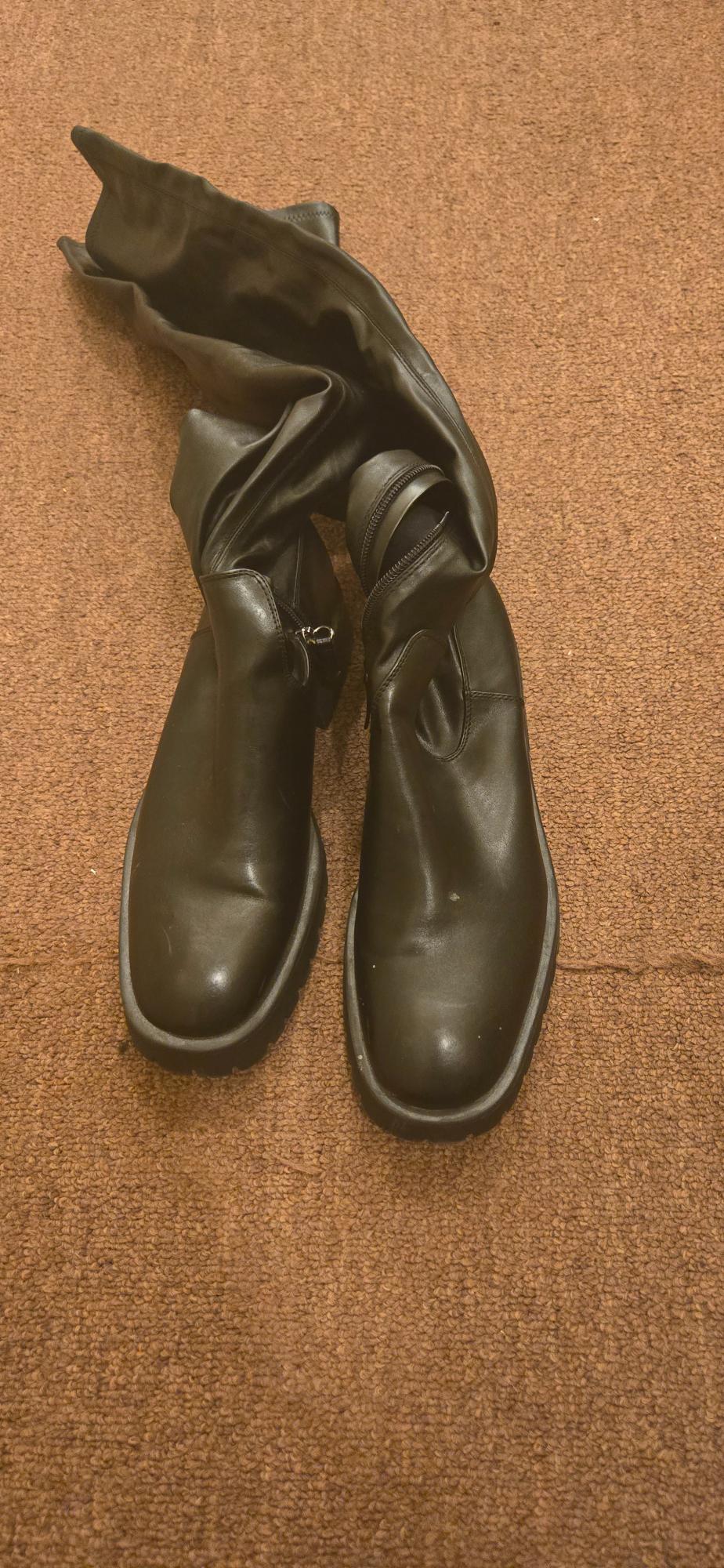 FLAT OVER THE KNEE BOOT NWOT HAS A SCRATCH THAT IS A SPOT ON THE FRONT PLEASE VIEW IMAGES - Image 5