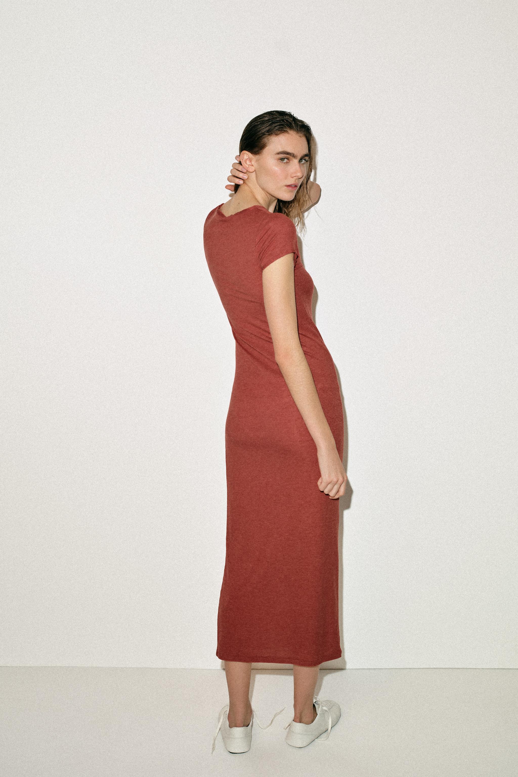 ROBE LONGUE À MANCHES COURTES