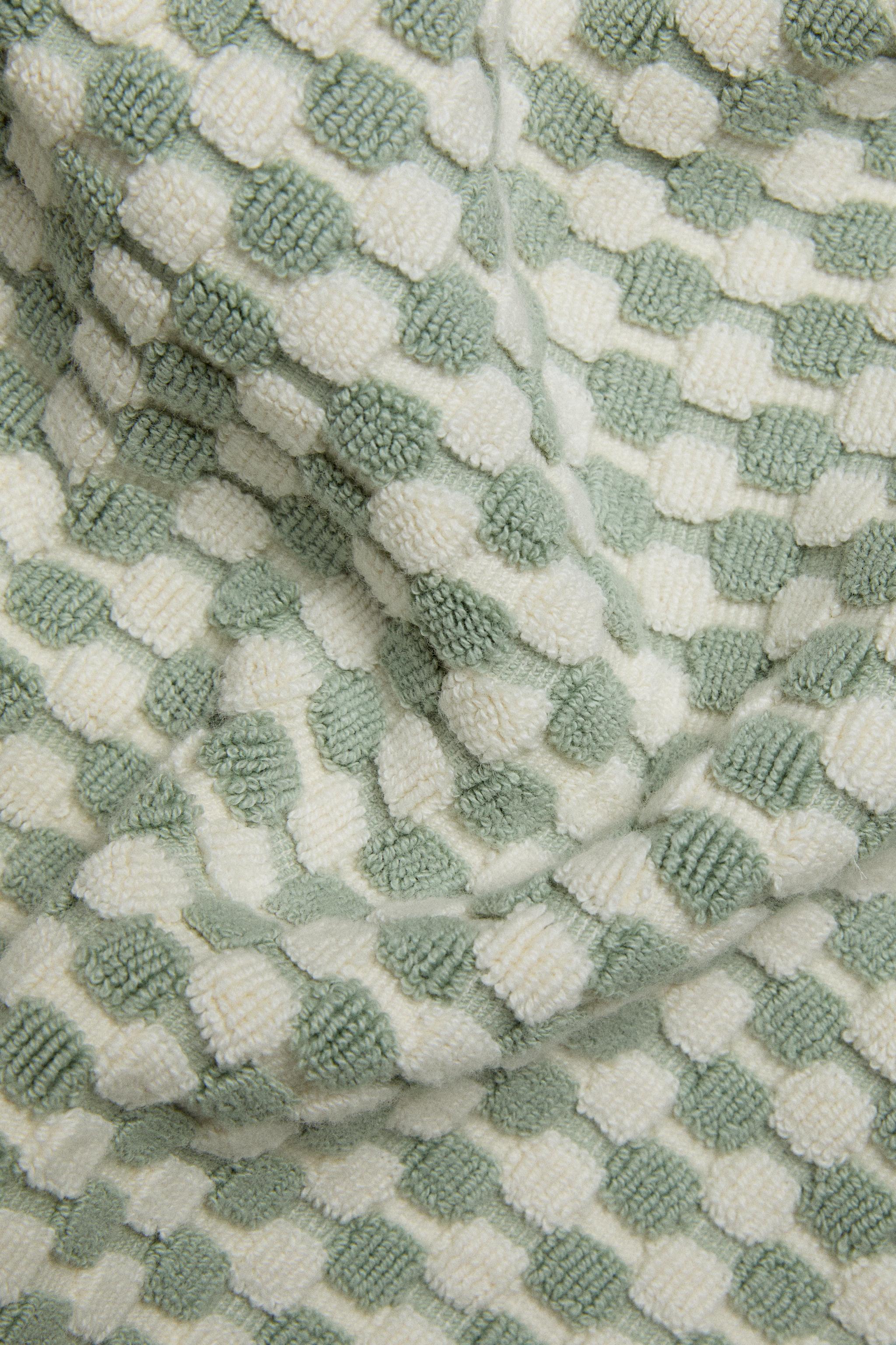 TEXTURED COTTON BATH TOWEL