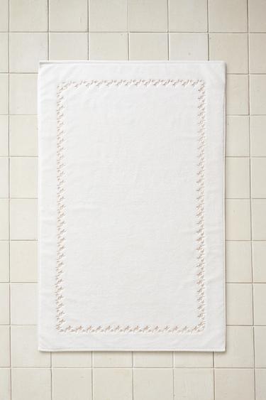 BATH MAT WITH PLANT EMBROIDERY - ذهبي الخاص بـ Zara
