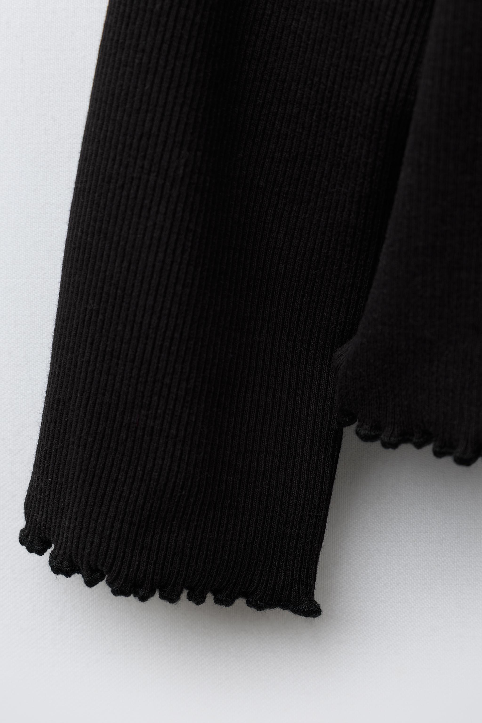 RIBBED TOP WITH EMBROIDERED DETAIL