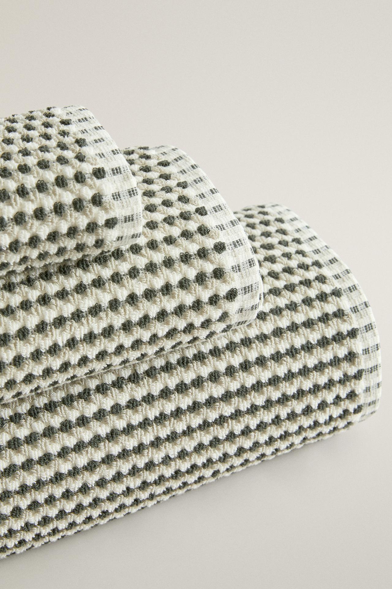 TEXTURED COTTON BATH TOWEL — Greens