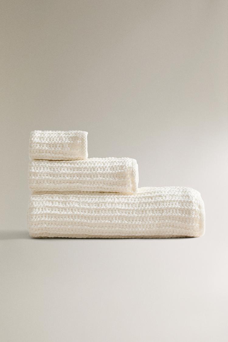 WAFFLE-KNIT BATH TOWEL WITH PLAIN BORDER Ivory ZARA Canada