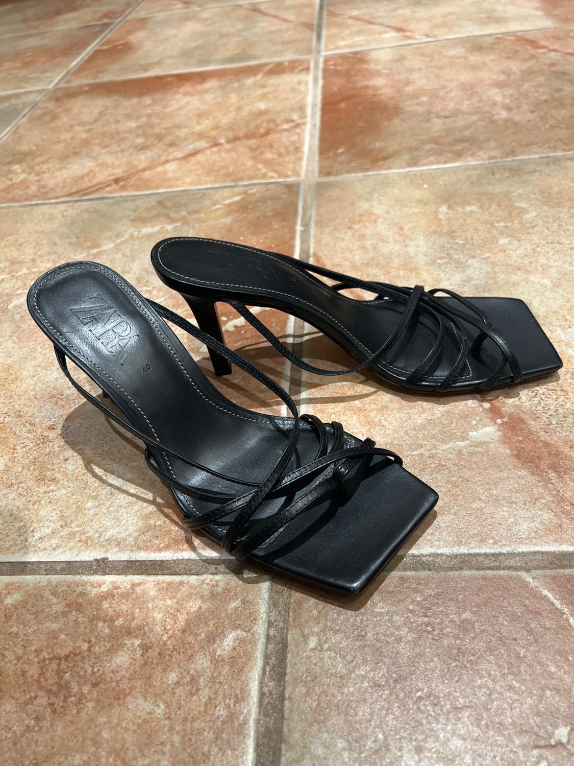 BLACK STRAPPY SINGLE TOE SLIP ON SANDALS - Image 3