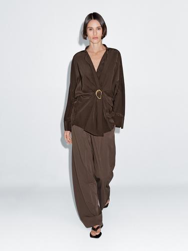 Camisa larga detalle broche - Marrón de Zara