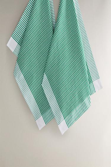 PACK OF WAFFLE-KNIT COTTON TEA TOWELS (PACK OF 2) - أخضر الخاص بـ Zara