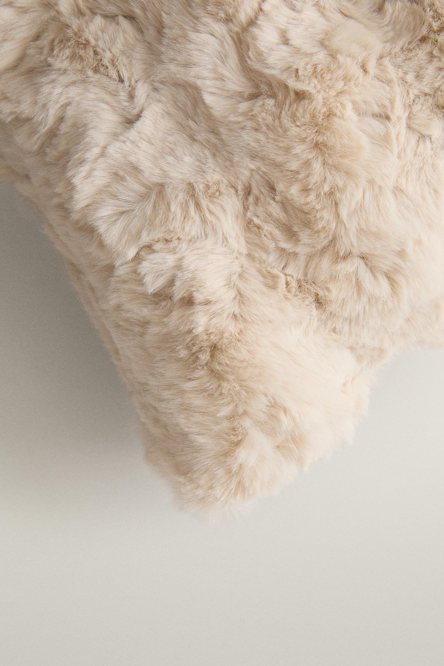 Подушка Zara Faux Fur Throw Pillow Cover, цвет: Экрю — фото 2