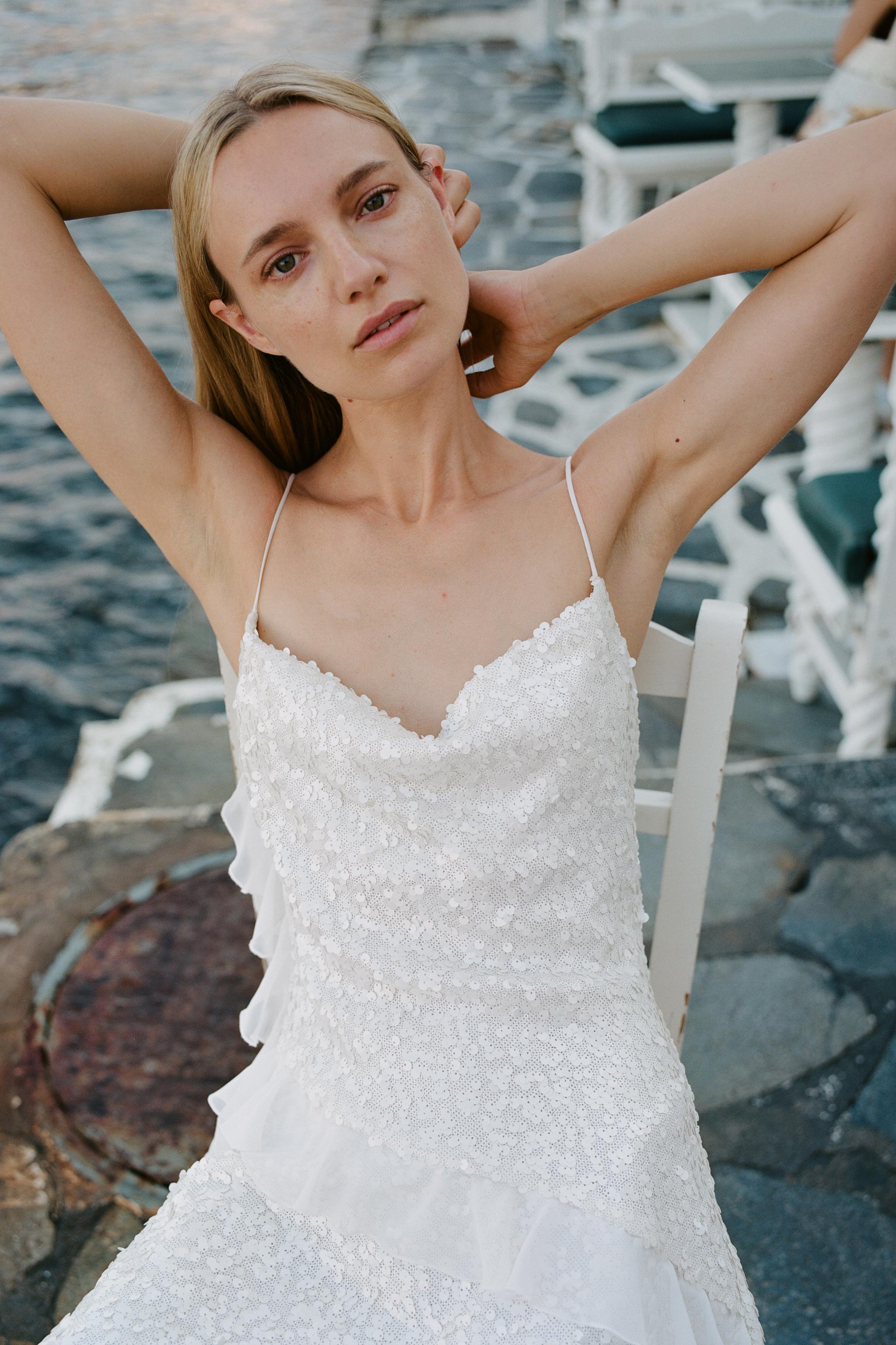 ROBE COURTE À PAILLETTES ET VOLANTS