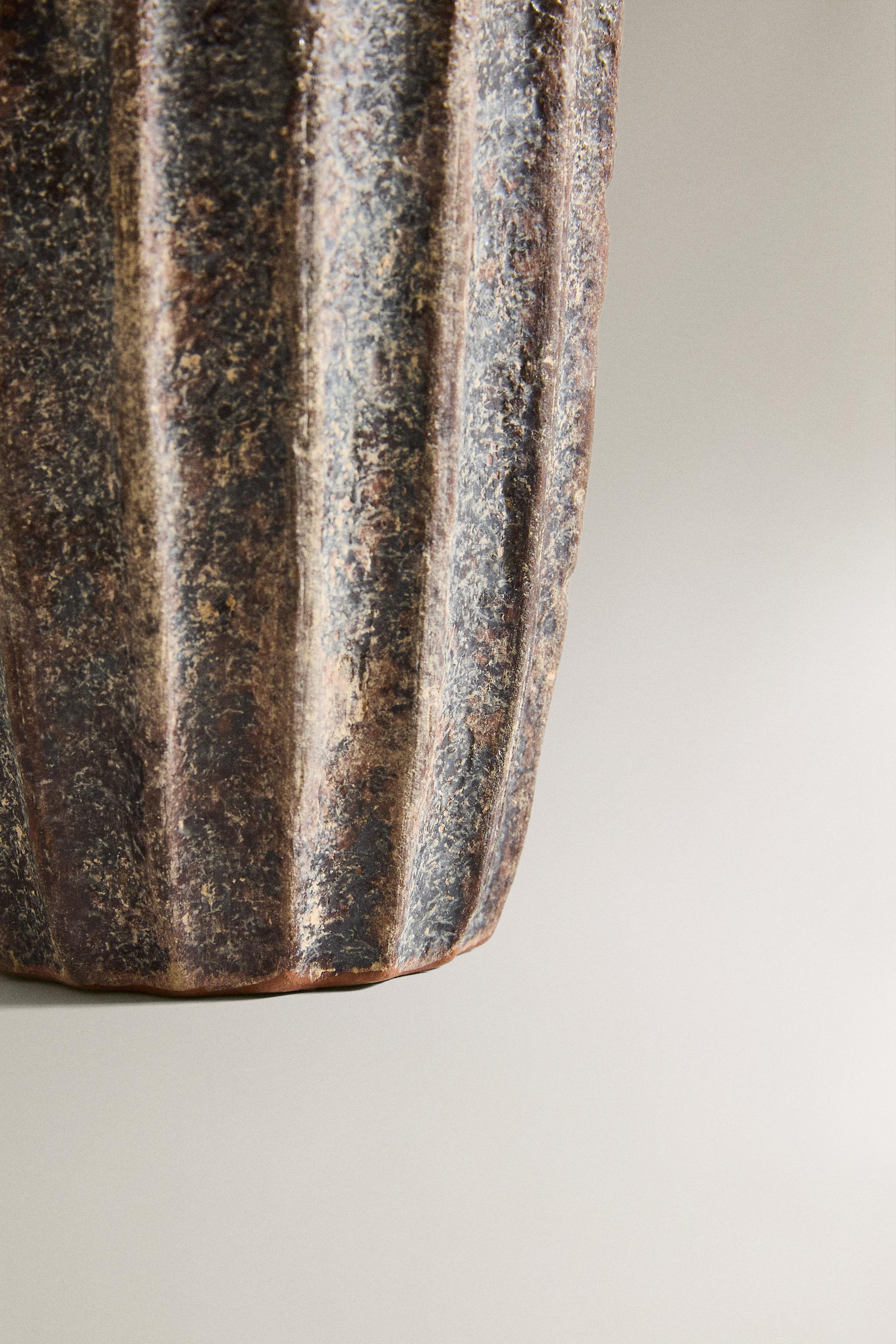 TERRACOTTA RAISED DESIGN TOOTHBRUSH HOLDER