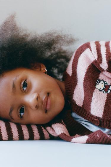 Zara PRUGASTI PLETENI KARDIGAN SA VEZOM HELLO KITTY © SANRIO – Burgundac