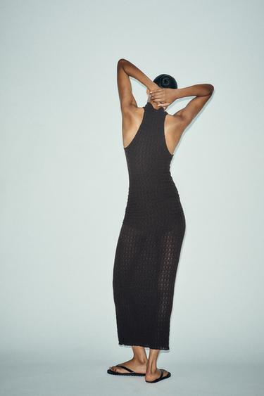 ROBE LONGUE HALTER TEXTURÉE - Marron foncé de Zara - Image 4