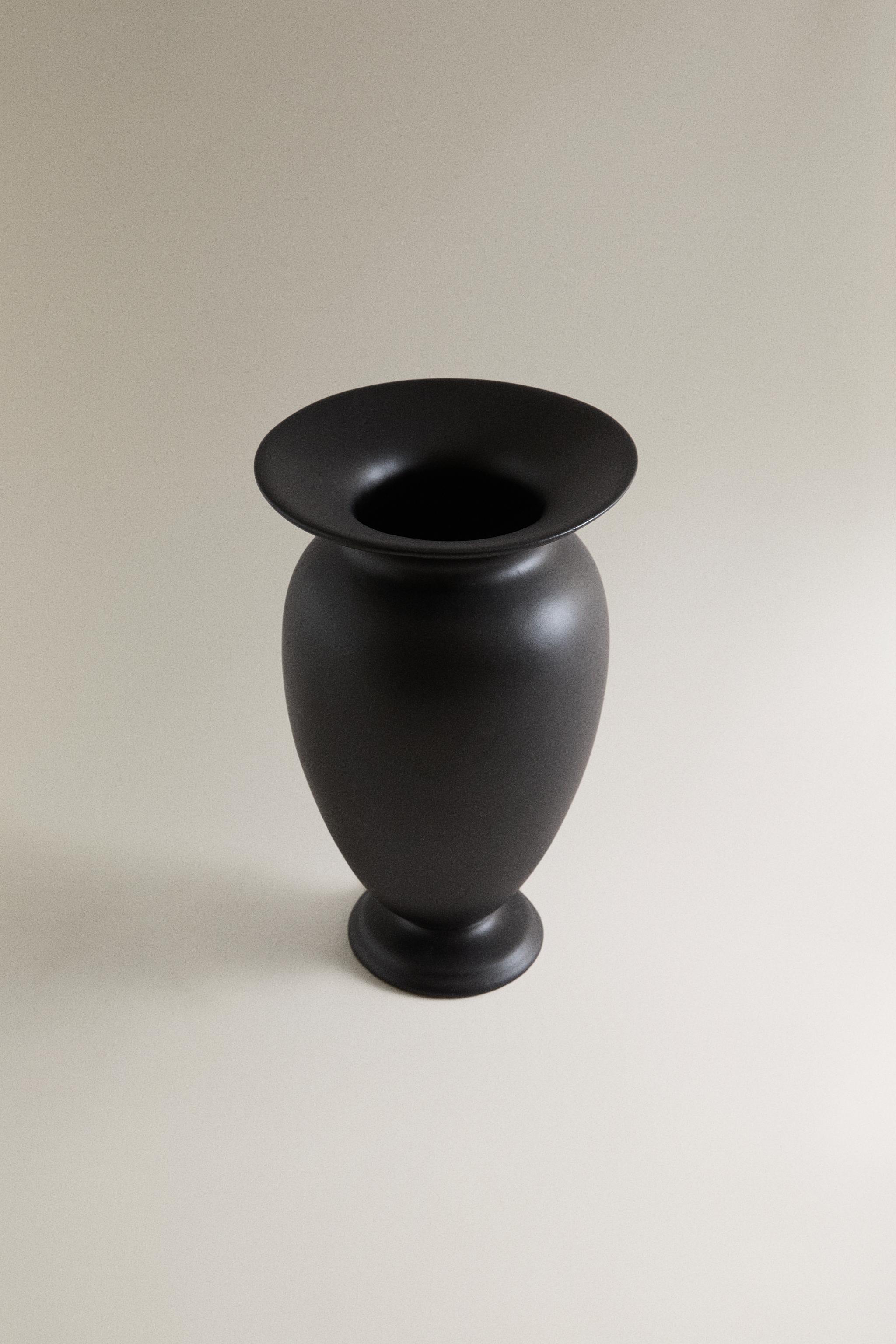 STONEWARE VASE | STUDIO MARY LENNOX — Black