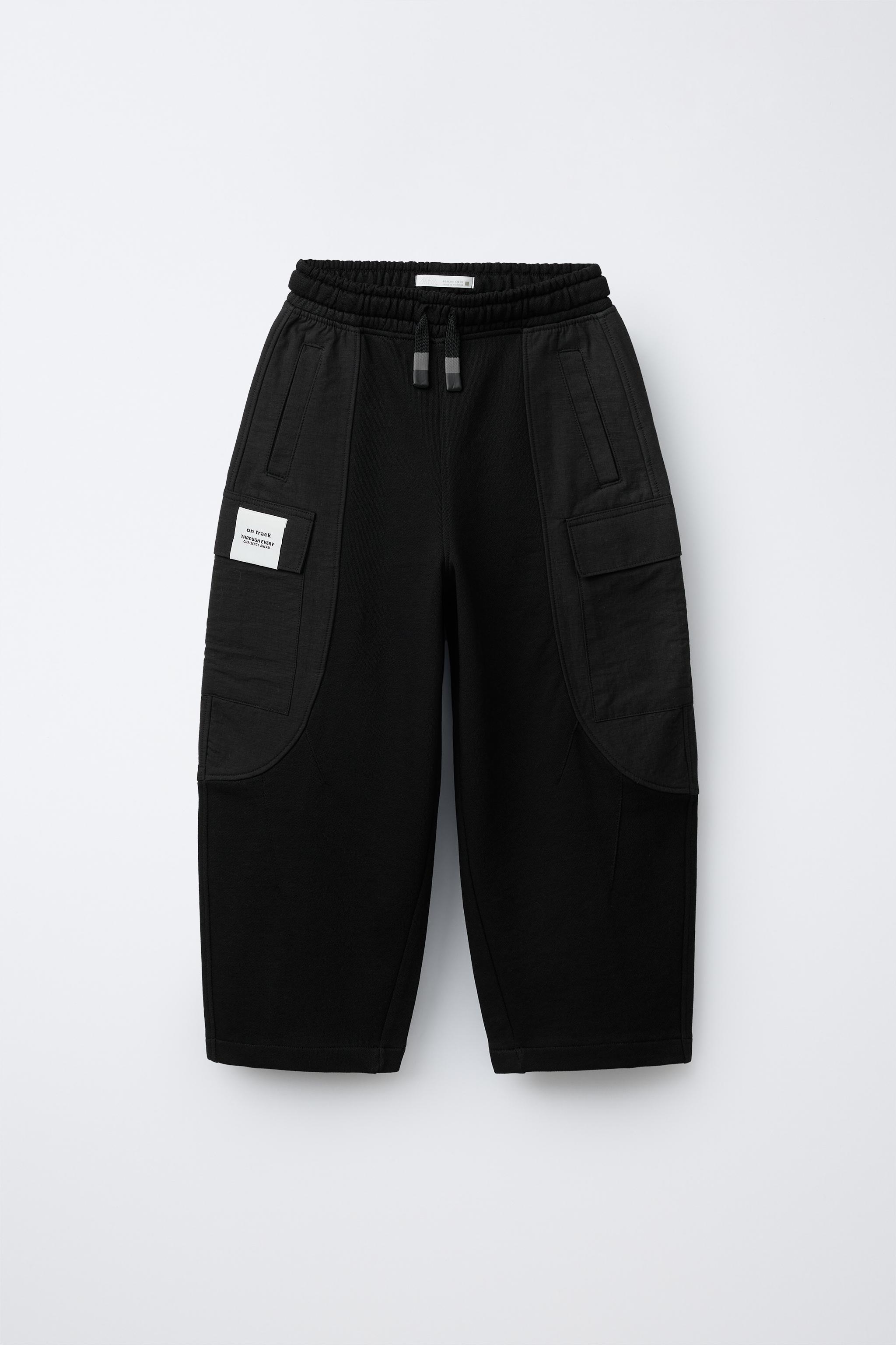 PANTALON EN MATIÈRES VARIÉES AVEC ÉTIQUETTE