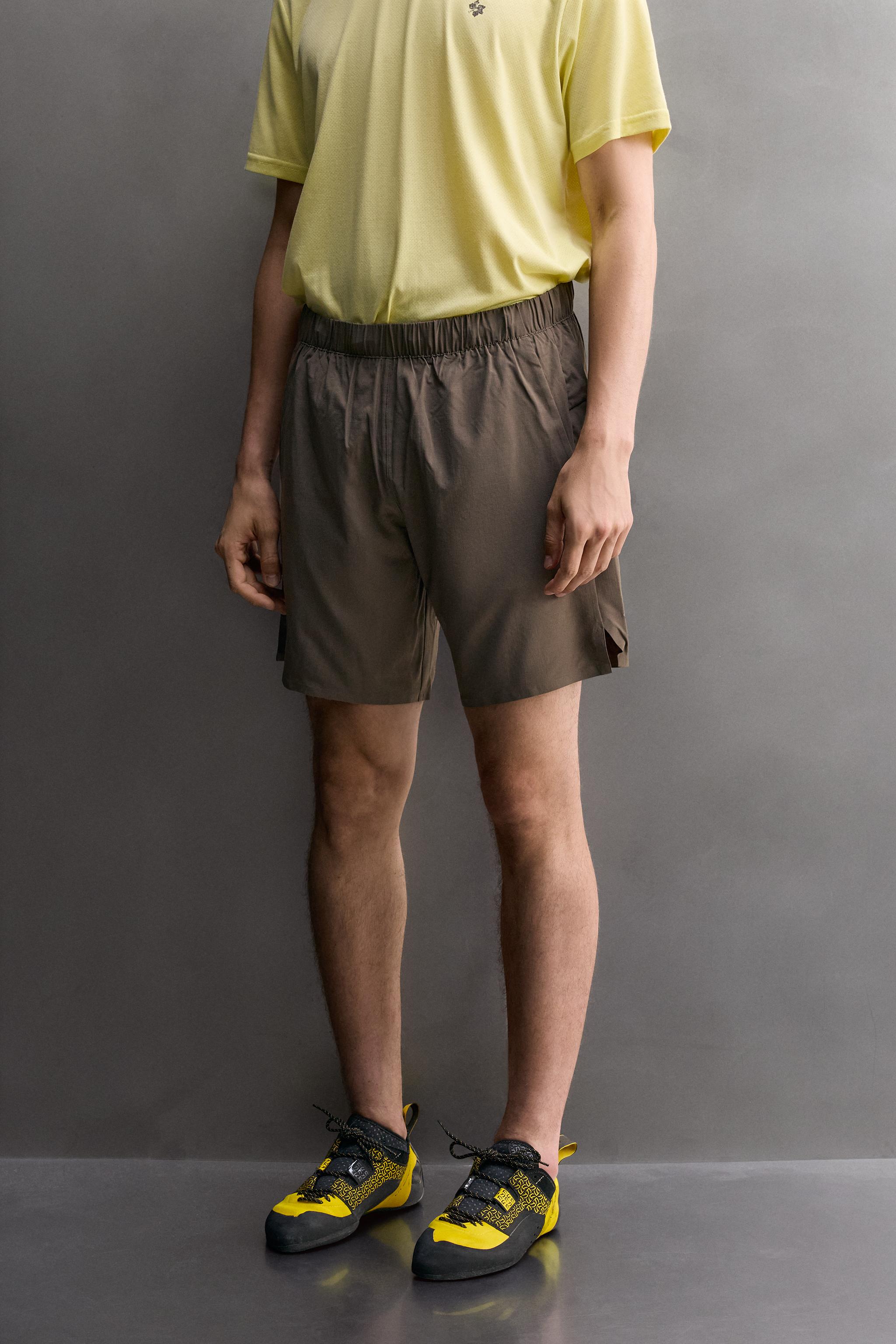 9インチ トレーニングショートパンツ - ダークブラウン | ZARA Japan