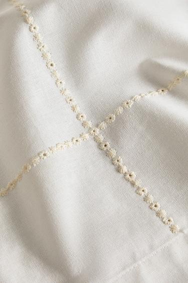 FLORAL EMBROIDERED TABLECLOTH WITH INSERT - Ecru by Zara - Image 3