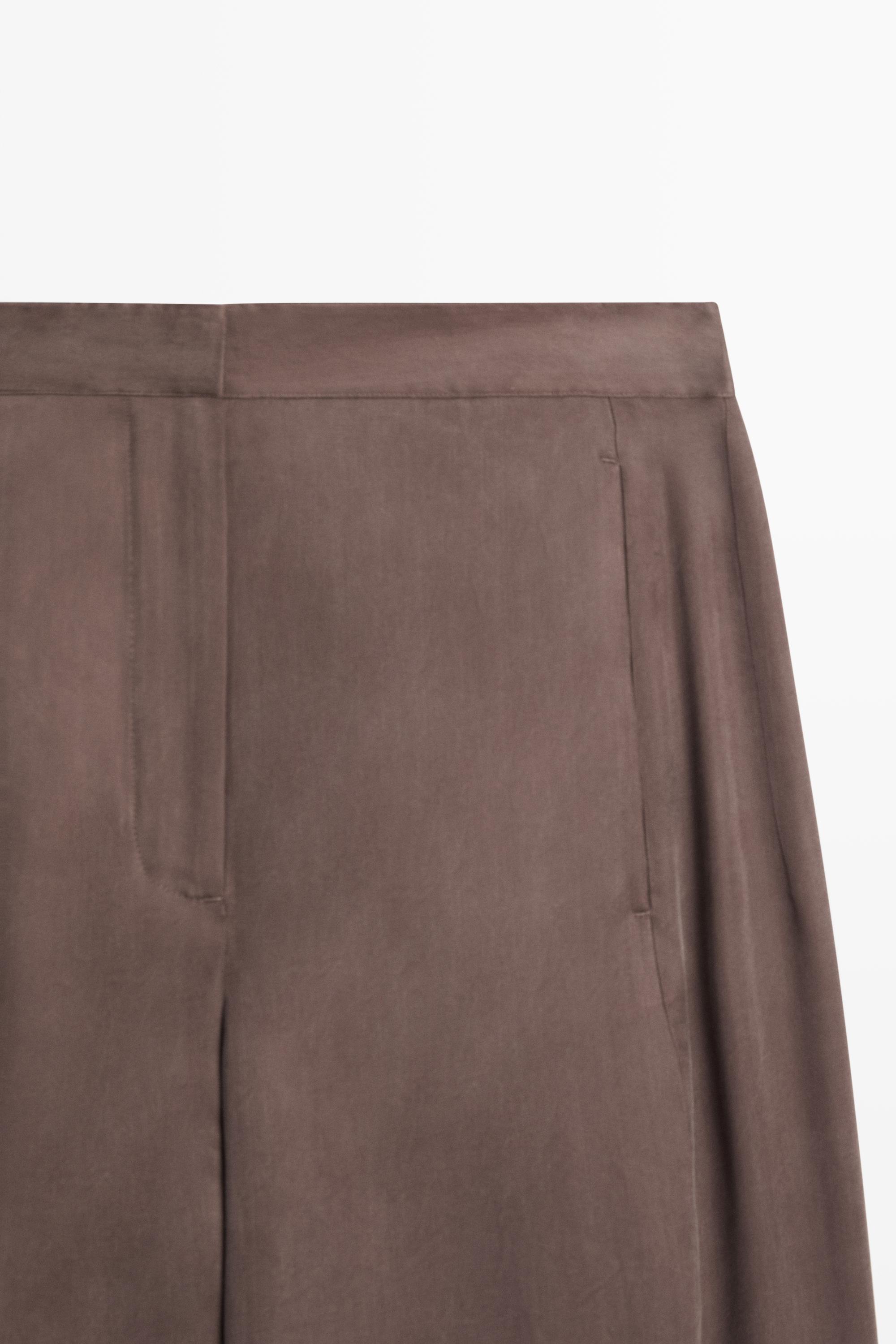 Total look flowing trousers with buttoned hems