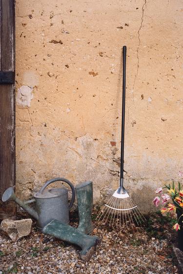 GARDEN RAKE WITH WOODEN HANDLE - Dark brown by Zara