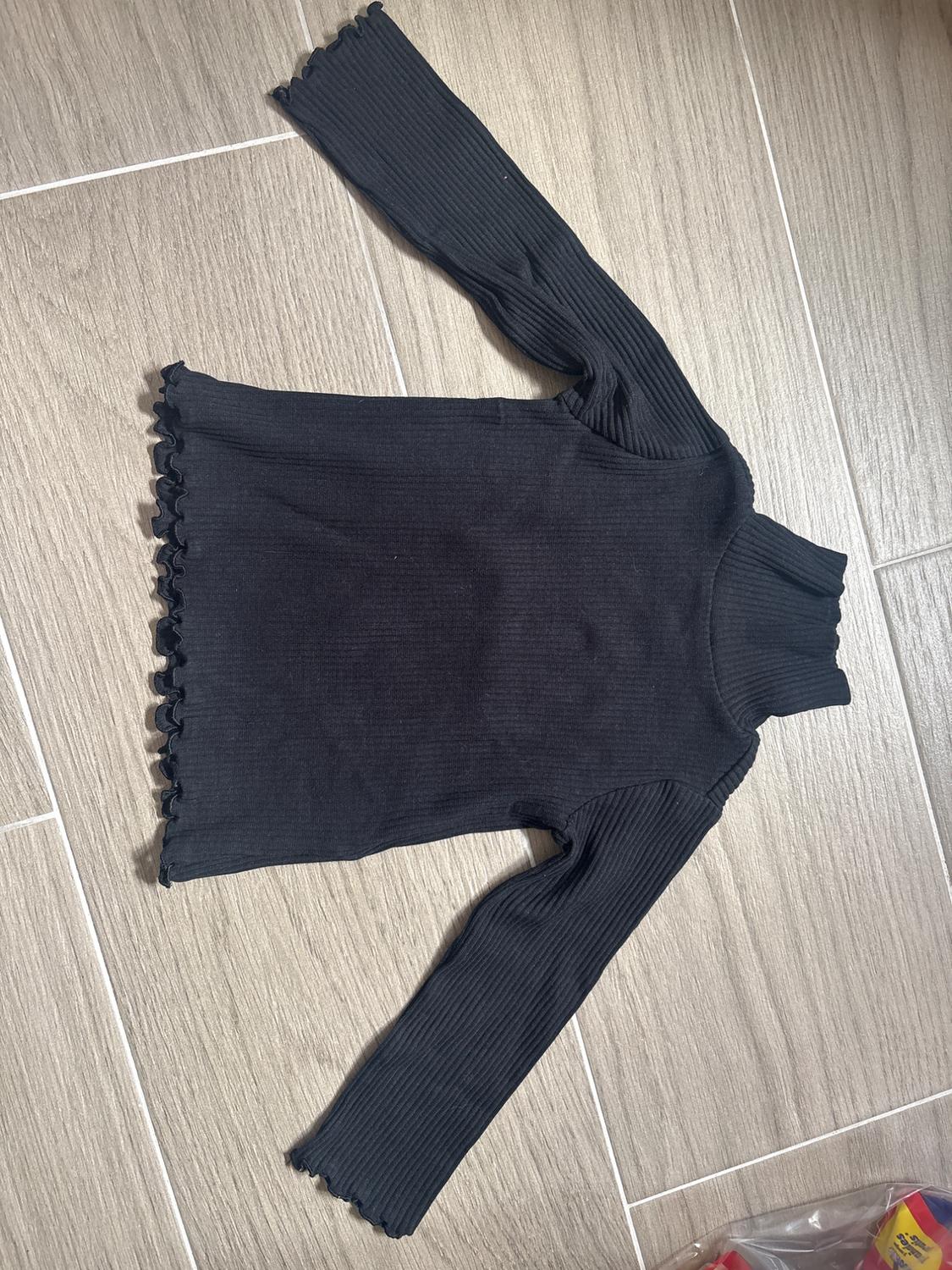 RIBBED TOP WITH SCALLOPED DETAILS