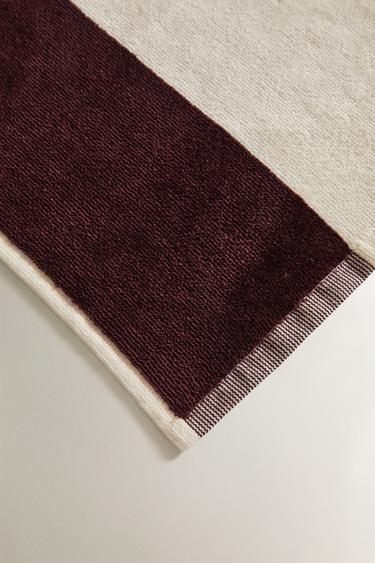 SERVIETTE DE PLAGE RAYURES - Bordeaux de Zara - Image 2