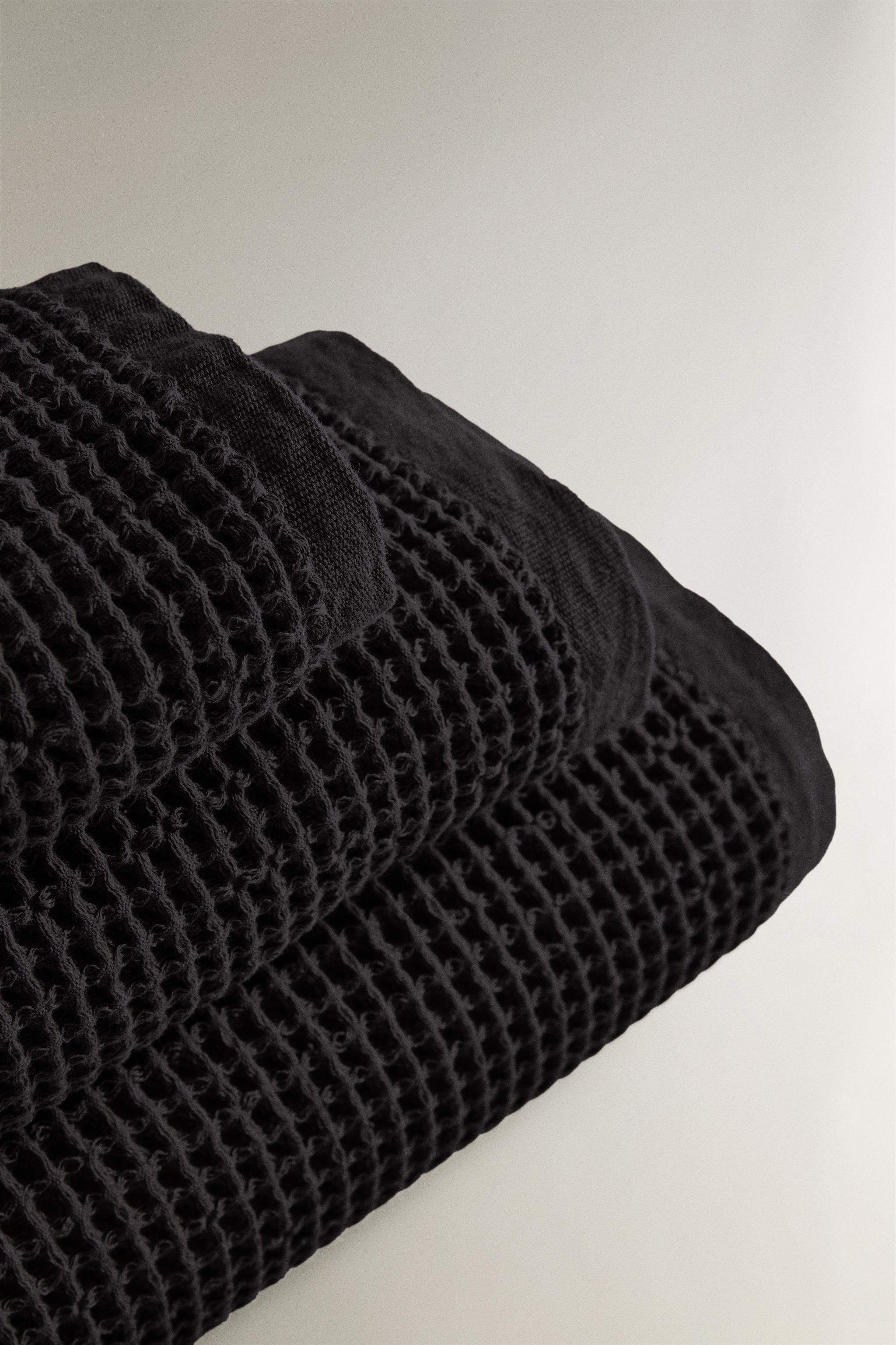WAFFLE COTTON BATH TOWEL — Black