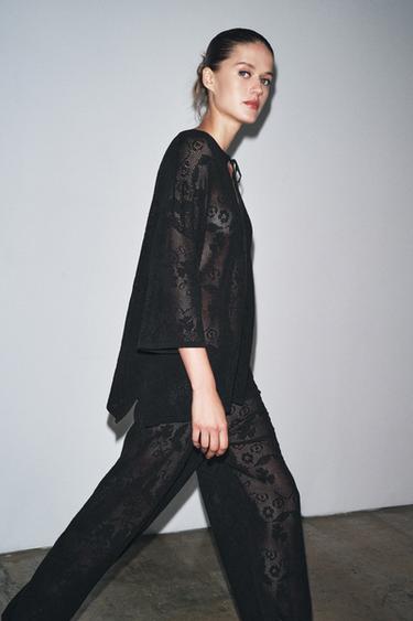 توب OVERSIZE بحياكة هيكلية بأزهار - أسود الخاص بـ Zara